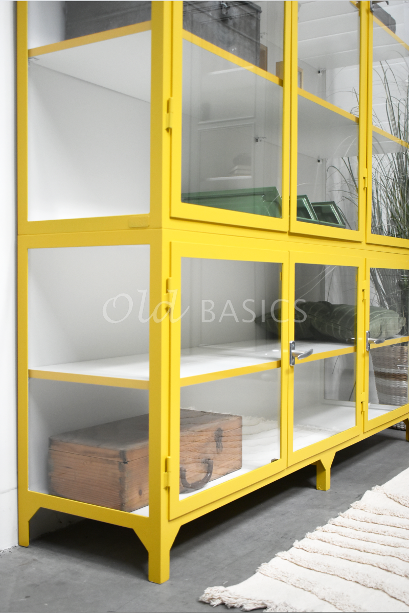 Detail van Apothekerskast Vitrine, 3 deuren, RAL1032, geel, materiaal staal